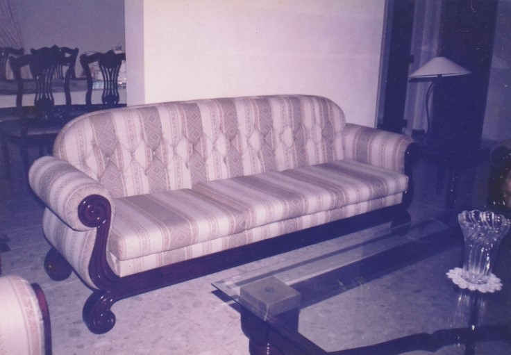 Sofa set before refurbishment