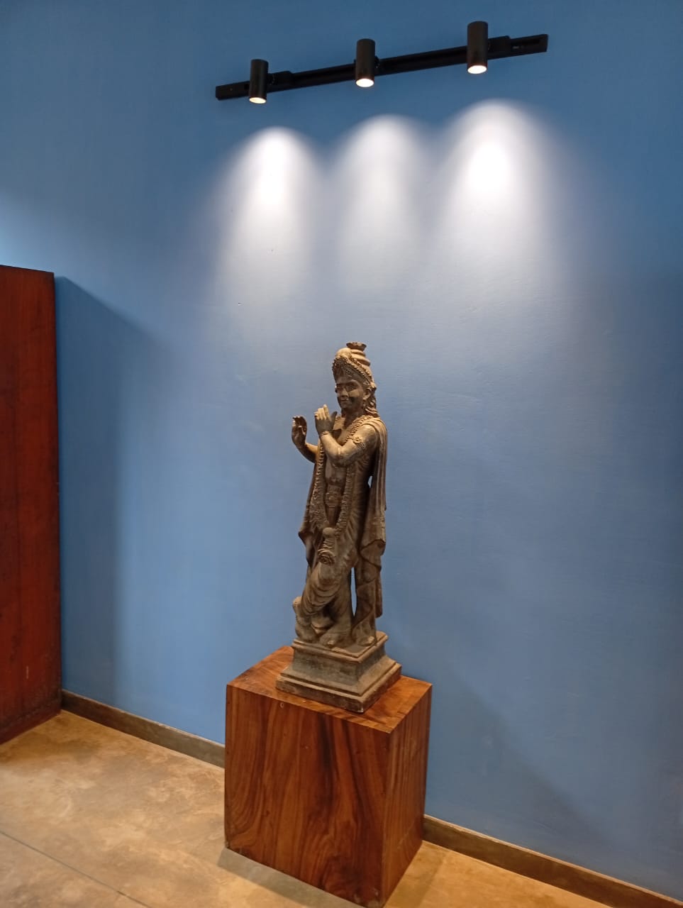 Gallery Plinth & Statue